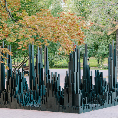 «Черный лес»: инсталляция Алексея Мартинса установлена в Парке Горького
