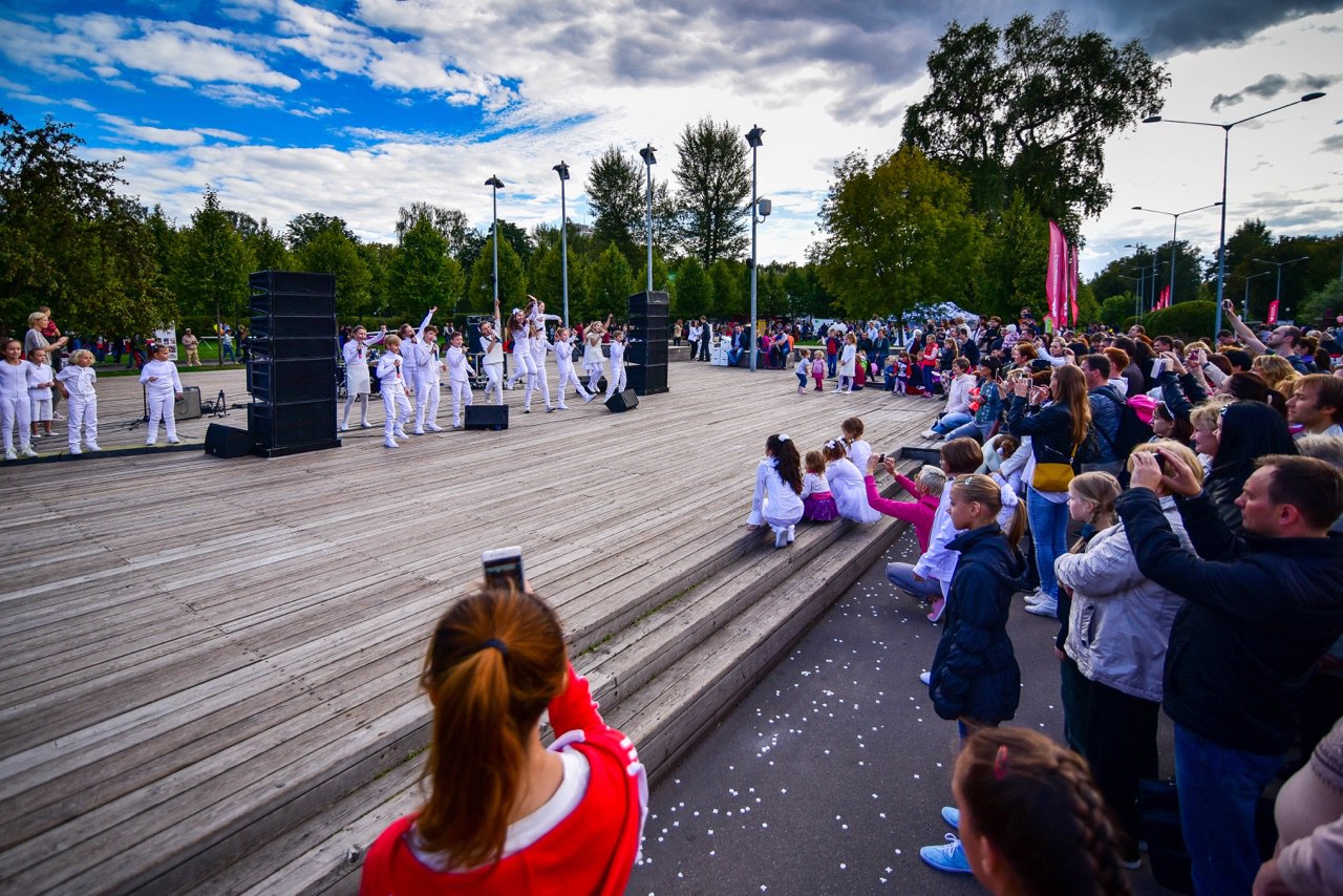 В парках Москвы проводят бесплатные уроки танцев